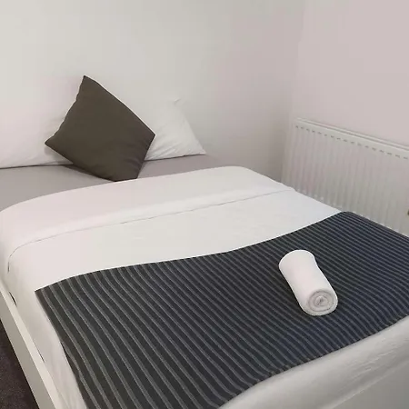 Modern And Spacious 6 Bed-home On Stapleton Road- Ideal For Contractors And Work דירה בריסטול