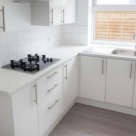 Modern And Spacious 6 Bed-home On Stapleton Road- Ideal For Contractors And Work